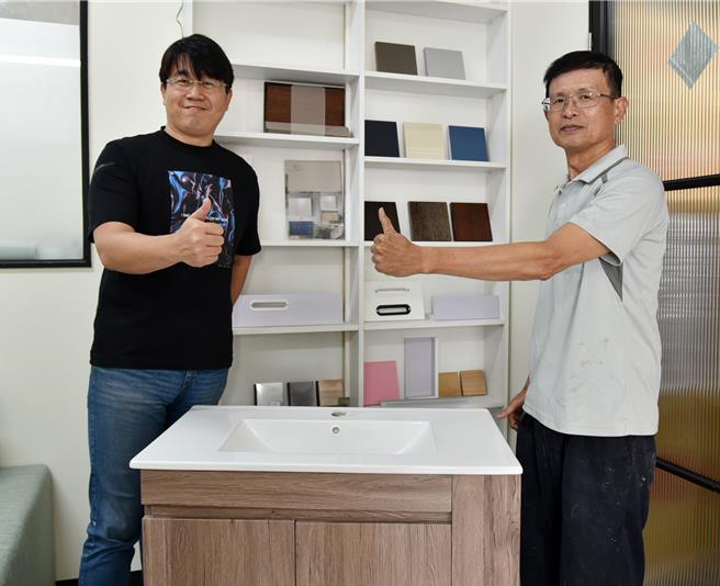 陈胜强（右）结训后在职场的表现，获得业主肯定。（云嘉南分署提供／张毓翎台南传真）