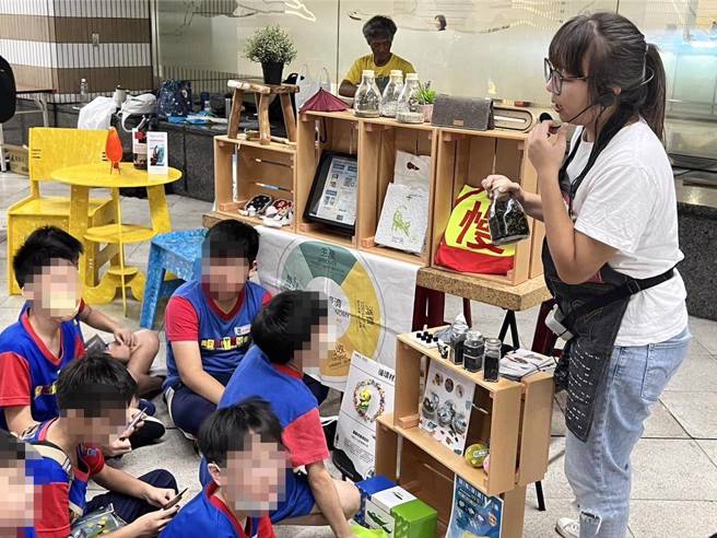 板桥站定点科普摊位「循环经济」，介绍生活中可回收再利用的物质。（新北市教育局提供）