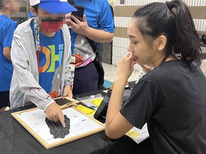 板桥站定点科普摊位「能源地图」。（新北市教育局提供）