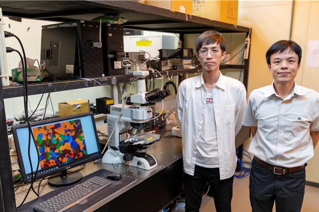 中山大學光電工程學系講座教授林宗賢（右）與中山大學技術衍生的絢麗光電股份有限公司研發經理郭端毅（左）共同合作研究藍相液晶。（中山大學提供／郭良傑高雄傳真）