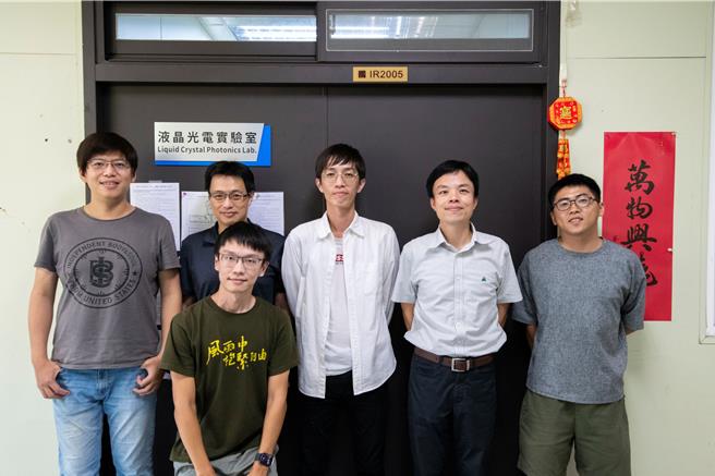 國立中山大學光電工程學系研究團隊，開發全新「反向電致形變」技術，大幅提升傳統光子晶體生長技術速度。（中山大學提供／郭良傑高雄傳真）