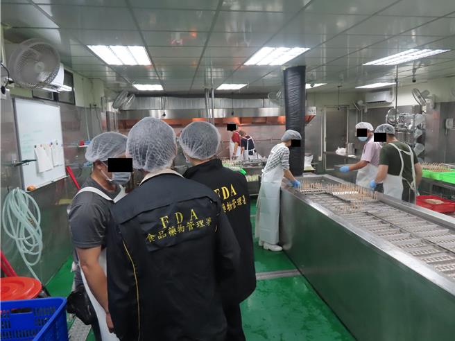 食药署联合地方卫生局执行「113年食用冰块及包装冰品制造业稽查专案」。（食药署提供）