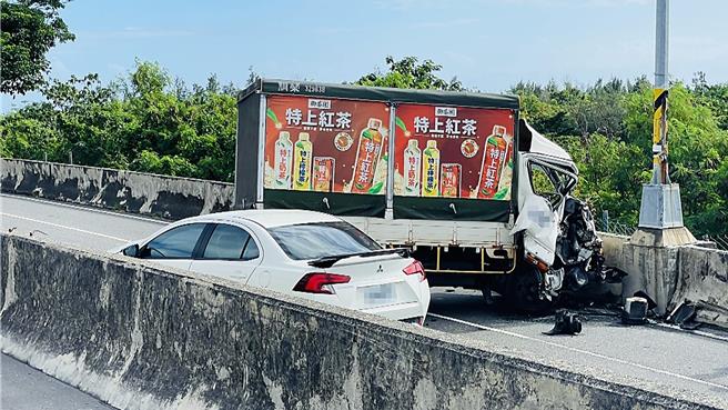 小货车驾驶疑似恍神自撞电线杆，后方轿车反应不及追撞。（萧嘉蕙摄）