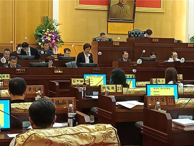 彰化縣議會今（21）日召開定期會，議長謝典林主持會議（最前排右一）。（葉靜美攝）