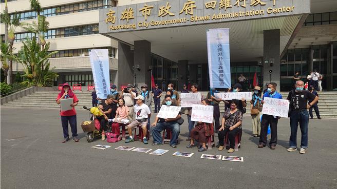 影剧七村住户于上周以轻生表达反对拆迁，台湾居住正义联盟21日率眾前往高雄市府门口为李男发声。（任义宇摄）