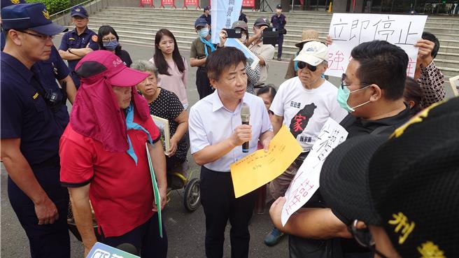 高雄市地政局副局长张文钦（中）代表接受陈情，强调将持续与剩余住户沟通，并提供必要协助。（任义宇摄）