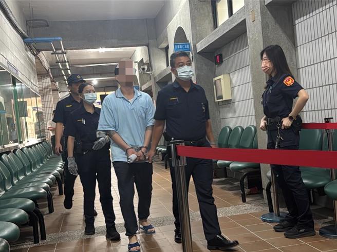 前刑事局三線二星警政監林明佐涉擔任台中市刑大隊長期間洩密予九州博弈集團，台中地院21日開程序庭，集團陳姓幹部現身應訊。（潘虹恩攝）