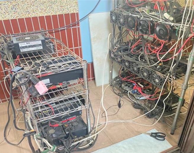 台中市58岁王姓水电师傅涉绕过台电电表私接电线，以供住家楼上虚拟货币矿场24小时运作，窃电15万多度，警方6月搜索逮人到案，询后依窃盗、诈欺等罪嫌送办。 （警方提供／潘虹恩台中传真）