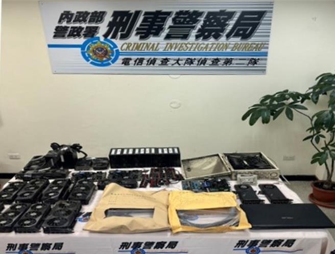 台电公司今年2月初发现，台中市清水及梧栖区一带民宅有异常用电情况，警方追踪查出2团4人涉私接电线窃电将近25万度，查扣矿机12组、电脑主机、笔电、配电盘、电源开关及电线等物。（警方提供／潘虹恩台中传真）