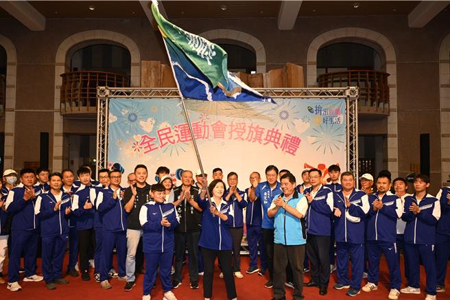 宜兰县政府今（21日）在县府大厅举办授旗典礼，由县长林姿妙（中）为选手们嘉勉鼓励。（宜兰县政府提供／吴佩蓉宜兰传真）