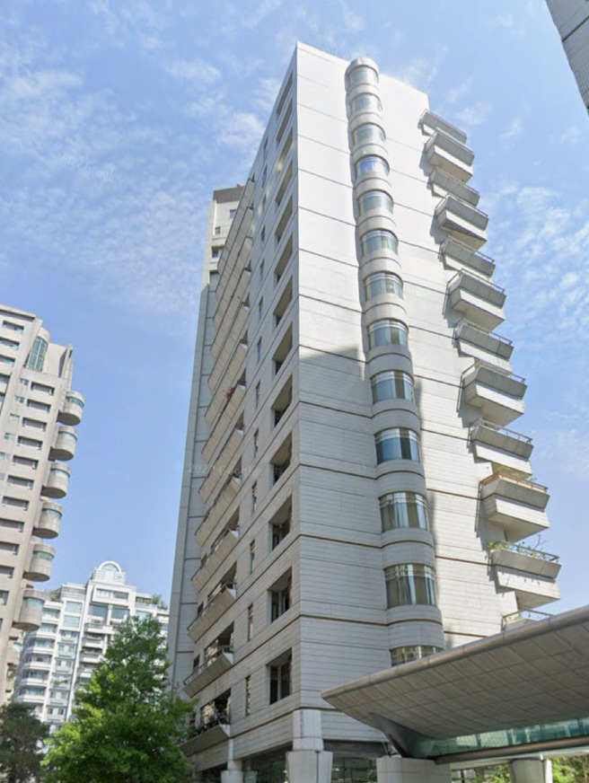 奥纳德潜逃来台后，不仅在台开设公司，还带着妻子小入住靠近101附近的一栋豪宅。（图 / 刘咏韵翻摄）