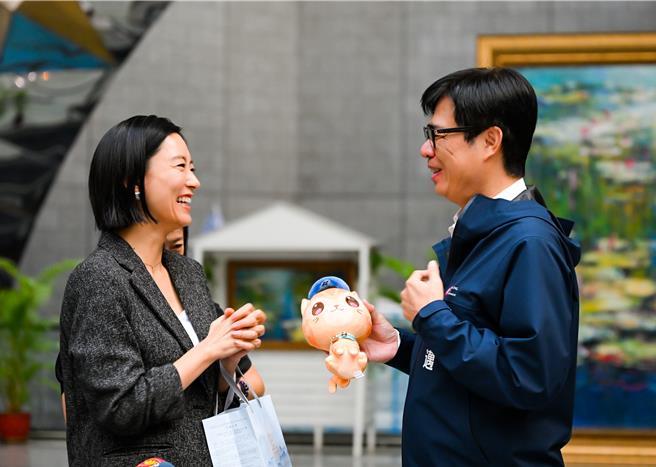 高雄市长陈其迈探班并送水川麻美高雄捷运的蜜柑站长萌猫玩偶。（零日文创提供）