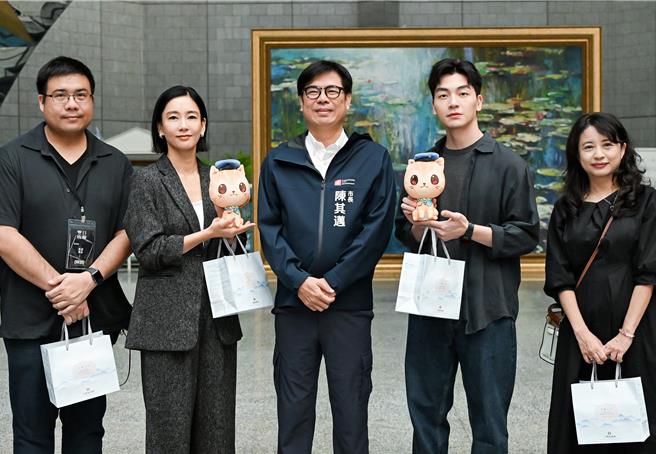 导演刘易（左起）、演员水川麻美、市长陈其迈、演员张洛偍、制作人郑心媚一同现身公开新卡司。（零日文创提供）
