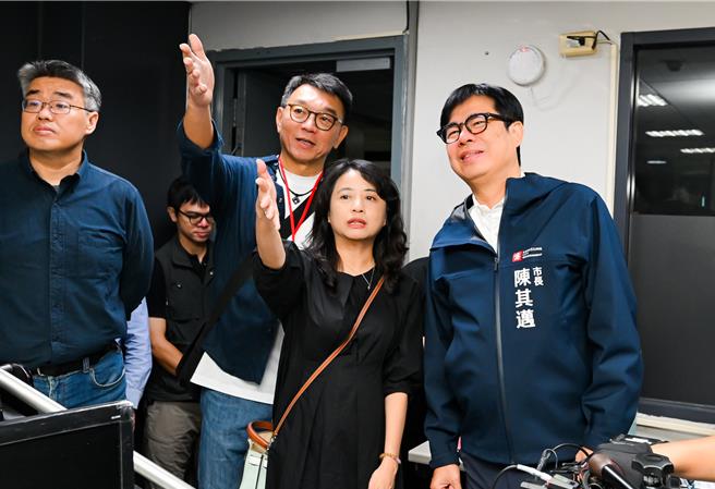 高雄市长陈其迈（右起）在制作人郑心媚及监制林锦昌的带领下参观片场。（零日文创提供）