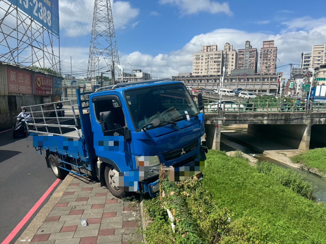 22歲駕駛貨車轉彎操控不慎，撞到排水溝的水泥護欄，差一點車輛就墜落排水溝。（翻攝畫面）