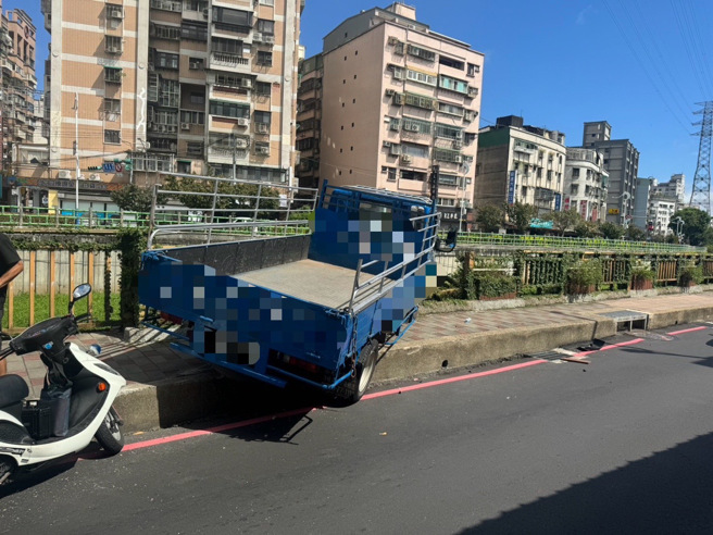 22歲駕駛貨車轉彎操控不慎，撞到排水溝的水泥護欄，差一點車輛就墜落排水溝。（翻攝畫面）
