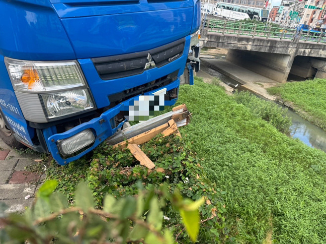 22歲駕駛貨車轉彎操控不慎，撞到排水溝的水泥護欄，差一點車輛就墜落排水溝。（翻攝畫面）