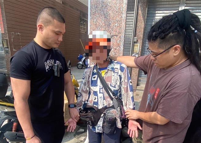 陳姓男子在林園區沿海路一帶沿路撒鐵釘害路過的汽機車輪胎遭刺破，20日被警方查獲時，腰帶上有一杯滿滿的鐵釘。（民眾提供／郭良傑高雄傳真）