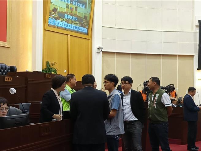 彰化縣議員洪子超（右3）在今（21）日定期會中提議變更議程，將彰化火化場專案報告議程提前，但經協商，議程仍維持在11月5日。