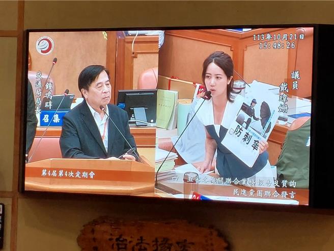 民進黨新北市議員戴瑋姍今（21）日於議會質詢時，要求市府引進日本JR使用的防刺傘。（陳慰慈攝）