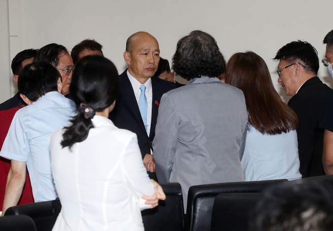 立法院长韩国瑜（中）21日召集朝野党团协商，处理明年度中央政府总预算卡关问题。（刘宗龙摄）