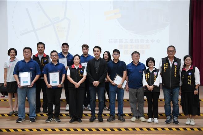 县长徐榛蔚颁发感谢状给设计师及工程团队，感谢团队用心整建。（花莲县政府提供／王志伟花莲传真）