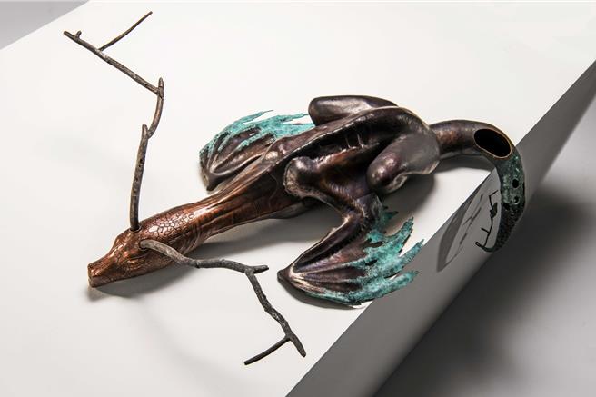 2024台湾工艺奖的工艺美术组由游嘉萍的「转生I」获一等奖，传达个人对生命课题的看法。（台湾工艺中心提供／杨静茹南投传真）