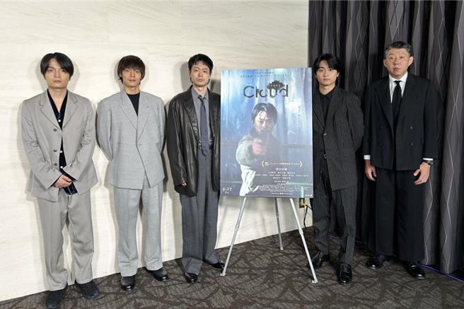 奧平大兼（右二）在片中為菅田將暉出生入死。（摘自官方X）