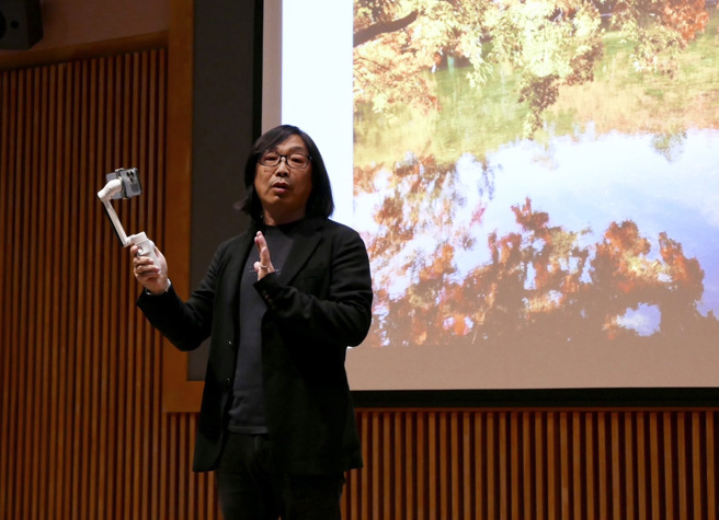 「鏡頭下的戶外教育」攝影展講座-黃天仁時尚攝影師分享攝影技巧。(照片/教育部提供)