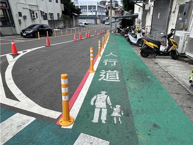 桃园市目前已改善55处通学廊道，桃园市长张善政21日前往中坜区中平国小，视察通学廊道改善计画。（廖姮玥摄）