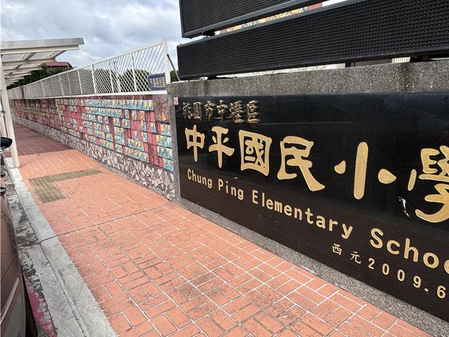 桃园市目前已改善55处通学廊道，桃园市长张善政21日前往中坜区中平国小，视察通学廊道改善计画。（廖姮玥摄）