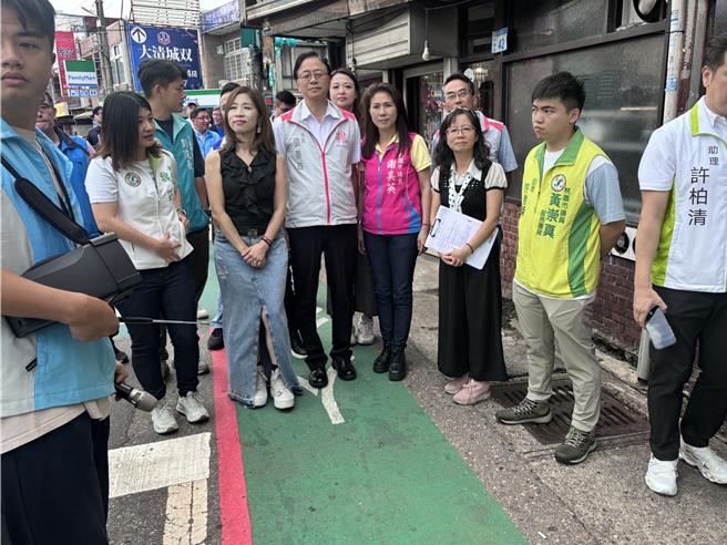 桃园市目前已改善55处通学廊道，桃园市长张善政21日前往中坜区中平国小，视察通学廊道改善计画。（廖姮玥摄）