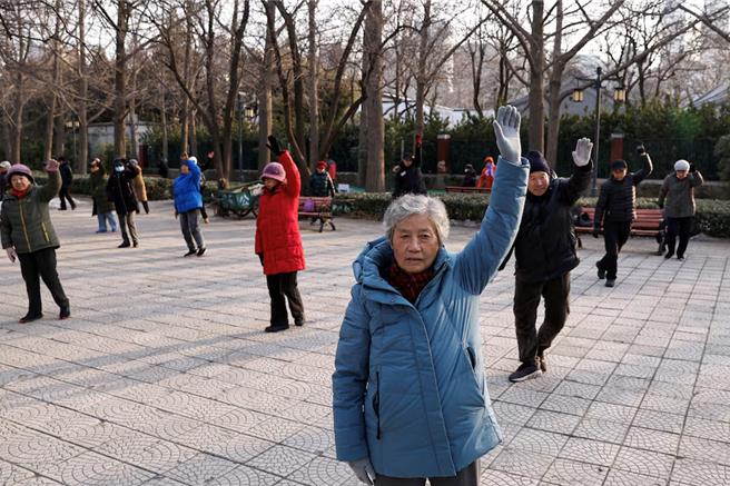 上海一處公園內跳舞的老人（圖／路透社）