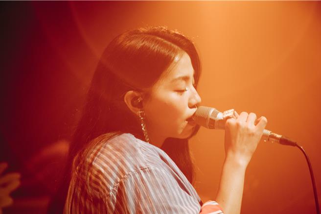 洪佩瑜日前在台北Legacy開唱。（何樂音樂提供）