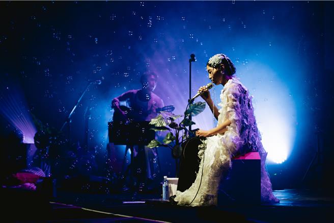 洪佩瑜日前在台北Legacy開唱。（何樂音樂提供）