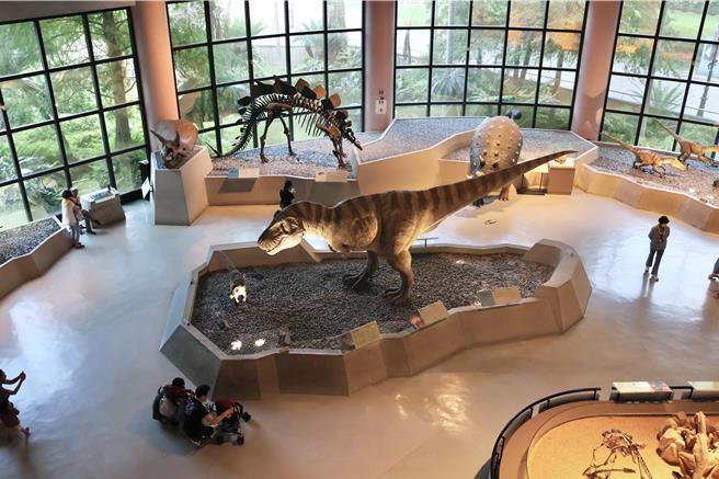 国立自然科学博物馆快40岁了，人类文化厅、地球环境厅及立体剧场等空调系统已使用逾30年，将耗资2.5亿元汰换，从11月18日至明年3月17日暂时关闭。馆长焦传金21日表示，今年的机械暴龙变装秀，将邀请观眾一起参与服装票选，12月正式换上新衣服。（科博馆提供／陈淑芬台中传真）