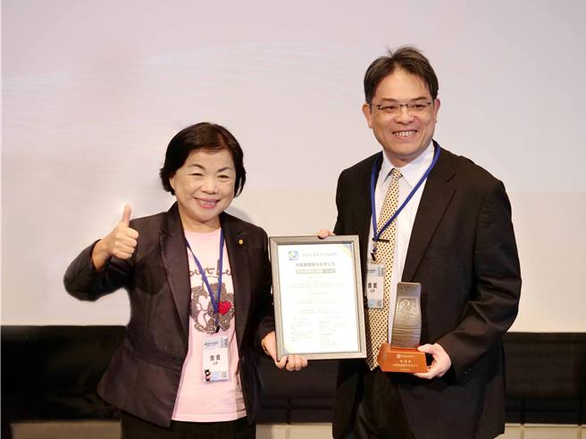 中鋼榮獲財團法人二十一世紀基金會2024「淨零產業競爭力獎」特優獎，由該基金會邀請立法委員楊瓊瓔(左)頒獎予中鋼環境保護處吳一民處長(右)。(財團法人二十一世紀基金會提供)