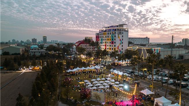 業者說，跨年夜晚上6點起，戶外草地市集將對外開放，無論是否入住，皆可免費參與。（南科贊美酒店提供／張毓翎台南傳真）