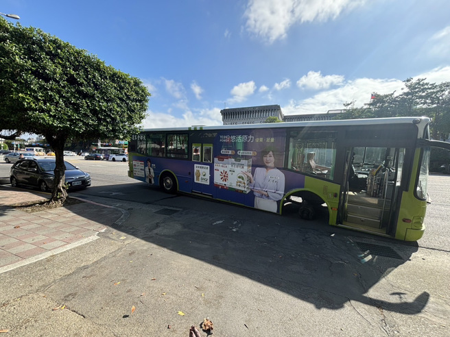 今21日下午2時許，中正區凱達格蘭大道2號前，公車行右前輪軸斷裂，導致右前輪胎脫落，進而撞擊到臨停路旁的小客車左後側。（圖警方提供／簡銘柱翻攝）