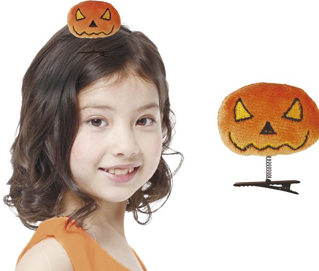 大润发新品万圣节弹簧髮夹，39元。（大润发提供）