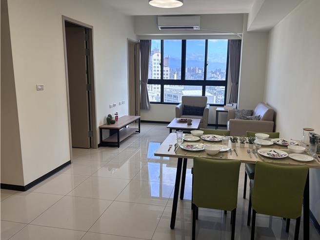 為吸引護理人力落腳桃園，中壢區第1件公辦都更社宅「中興巷社宅」保留10％名額開放護理人員申請，該社宅為地上20層、地下3層共計有93戶的住宅大樓，鄰近中壢火車站及機場捷運老街溪站，生活機能完善。（廖姮玥攝）