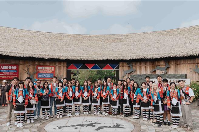 今年神木下婚礼特别安排新人穿着邹服，深入嘉县两大原民部落「邹族逐鹿文创园区」与「优游吧斯邹族文化部落」。(阿里山管理处提供／吕妍庭嘉义传真)