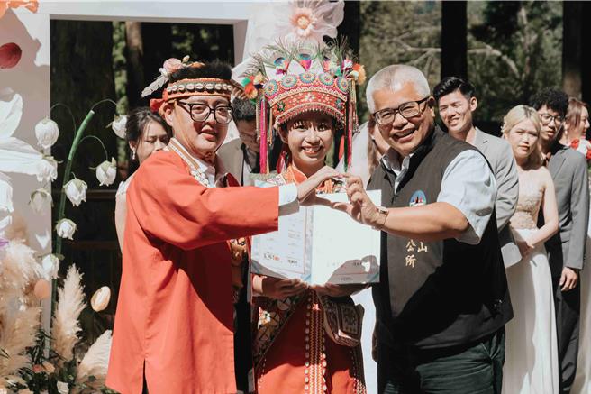 今年神木下婚礼特别安排新人体验原汁原味的部落文化与邹族特有仪式。(阿里山管理处提供／吕妍庭嘉义传真)