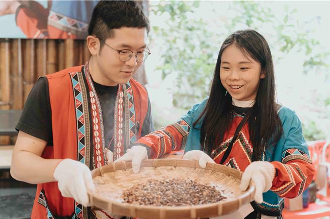 新人穿上邹族传统服饰体验烘豆。(阿里山管理处提供／吕妍庭嘉义传真)