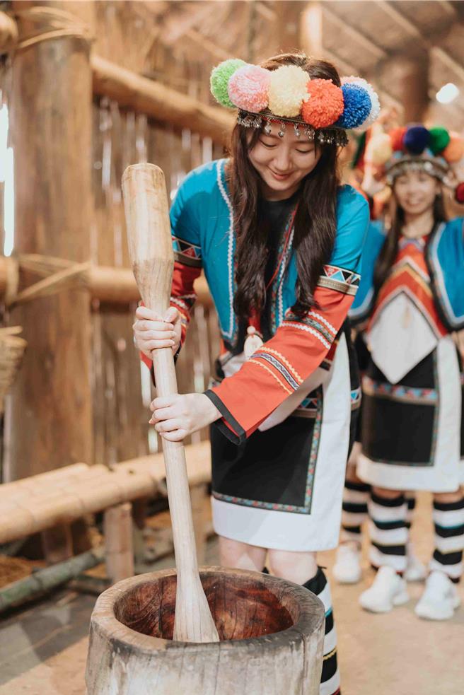 新人穿上邹族传统服饰体验邹族传统。(阿里山管理处提供／吕妍庭嘉义传真)