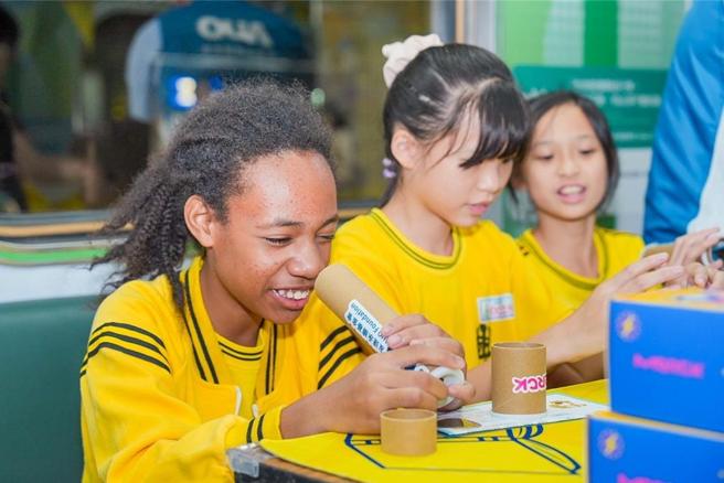 友达与默克分别回收不再使用的偏光片及液晶显示模组，设计光电课程「玩转光与闇」，让学生们亲手制作偏光万花筒与简易液晶显示器，实践循环再生的永续理念。图／友达提供