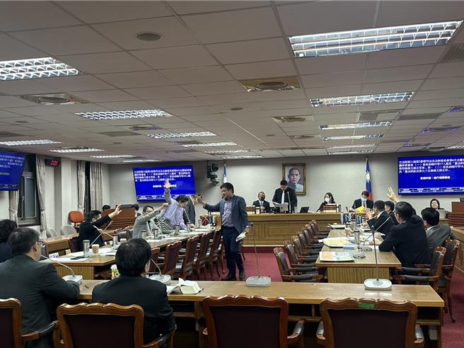 立院司法法制委员会21日审查《宪法诉讼法》第4条、第95条条文修正草案，蓝绿歷经8个半小时激辩，最后全案出委员会，交付党团协商。（杨亚璇摄）