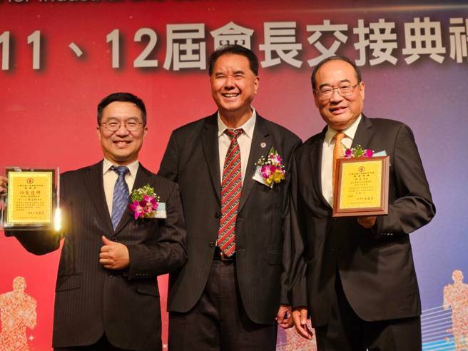 中華民國工商建設研究會轄下的大港湖聯誼會於（10/17）日舉行了第11屆、第12屆會長的交接儀式，由總會理事長江溫良監交  圖／工商建研會大港湖聯誼會提供