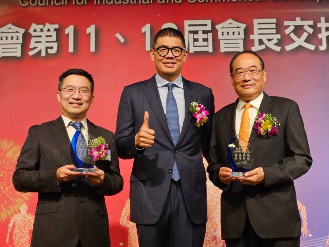 國民黨副主席連勝文蒞臨工商建研會大港湖聯誼會第11屆、第12屆會長的交接典禮合影  圖／工商建研會大港湖聯誼會提供