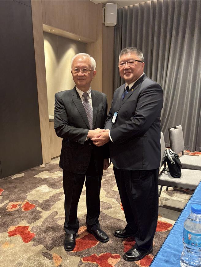 银行公会新任理事长董瑞斌(左)(图／吴静君摄)